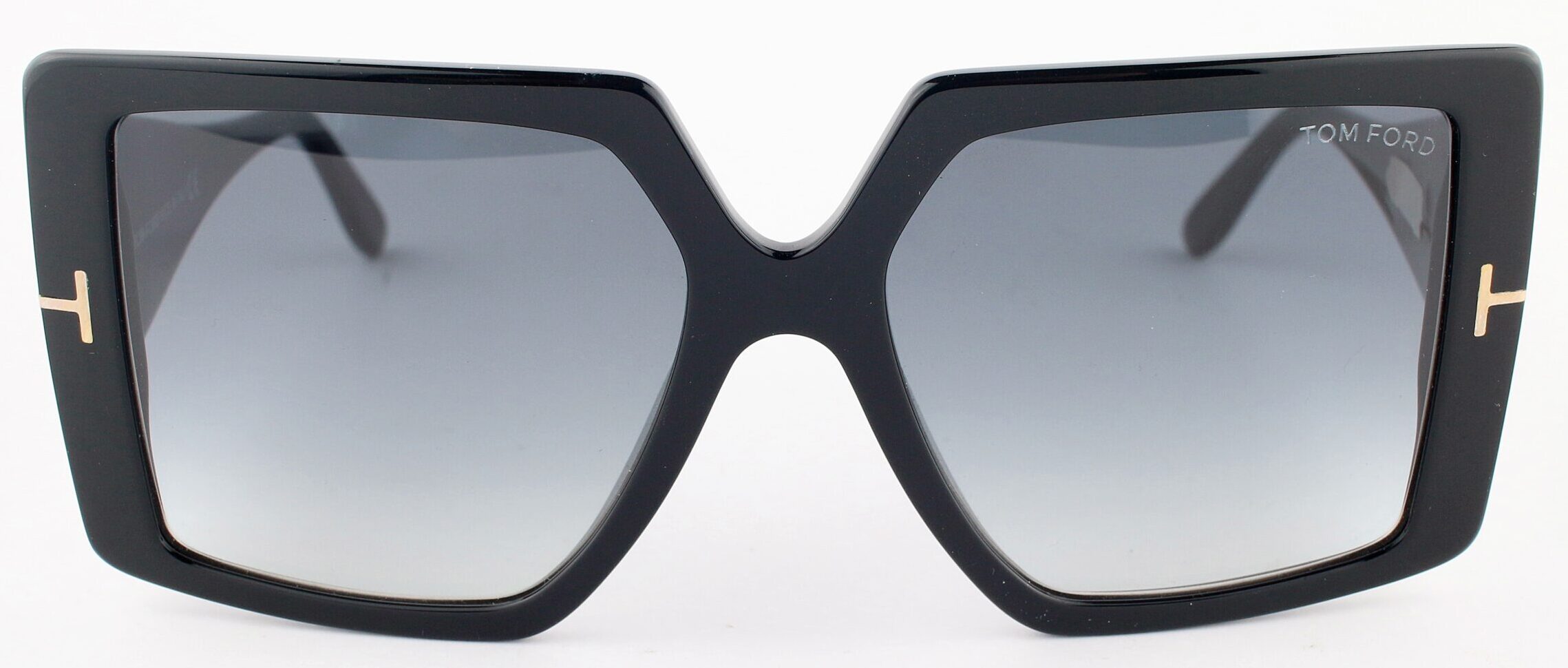 TOM FORD QUINN to nie tylko okulary przeciwsłoneczne; to prawdziwy symbol luksusu i prestiżu. Ich nowoczesny, elegancki design doskonale wpisuje się w aktualne modowe trendy. Bez względu na to, czy wybierasz się na plażę, do miasta, czy na ważne wydarzenie, te okulary będą doskonałym dopełnieniem każdej stylizacji. Dodaj szczyptę luksusu do swojego codziennego looku i spraw, aby każda chwila stała się wyjątkowa.