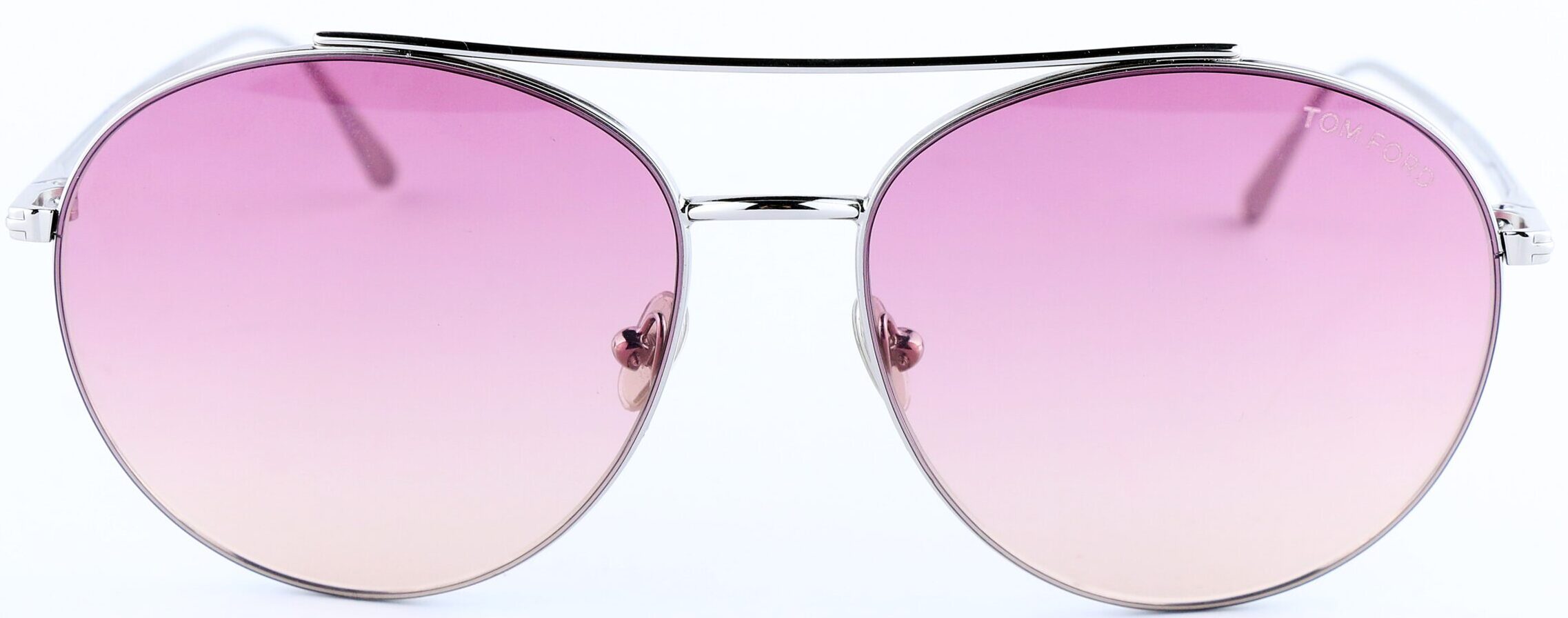 Tom Ford CLEO to kwintesencja kobiecości i elegancji. Okrągły kształt oprawek doskonale pasuje do różnych typów twarzy, dodając jej subtelności i wyrazistości. Różowe soczewki nie tylko chronią Twoje oczy przed szkodliwym promieniowaniem UV, ale także nadają spojrzeniu ciepły i promienny wygląd.