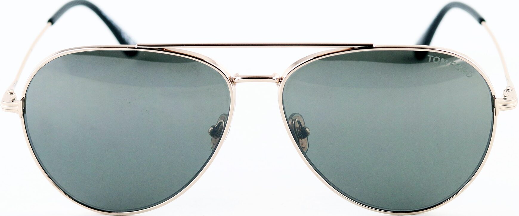 Okulary przeciwsłoneczne TOM FORD DASHEL to idealne połączenie nowoczesnego designu z ponadczasową elegancją. Te luksusowe okulary stworzone zostały z myślą o osobach, które pragną wyróżniać się w tłumie. Filtry UV 400 zapewniają maksymalną ochronę przed szkodliwym promieniowaniem, dzięki czemu możesz cieszyć się słońcem bez obaw o zdrowie swoich oczu. Wykonane z wysokiej jakości materiałów, okulary nie tylko wyglądają wspaniale, ale są także niezwykle wygodne w noszeniu. Zdecyduj się na TOM FORD DASHEL i poczuj pewność siebie każdego dnia!